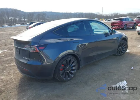 2024 Tesla Model Y Performance Dual Motor All-Wheel Drive z USA, uszkodzony, nr VIN 7SAYGDEF4RF023785